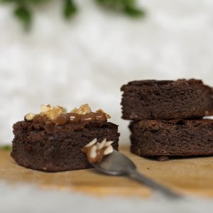 Brownie con Cobertura de Manjar y Topping