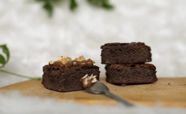 Brownie con Cobertura de Manjar y Topping